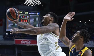 Jordan Mickey anota ante Booker |  EFE