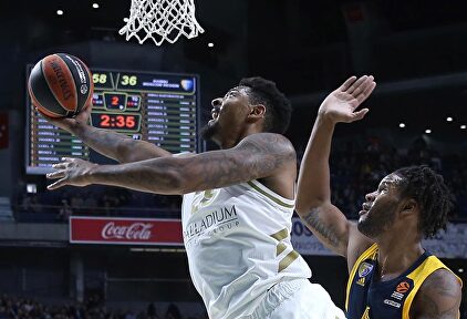 Jordan Mickey anota ante Booker |  EFE