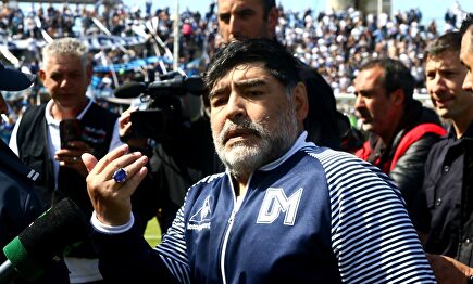 La última de Maradona: se encara con unos niños que le pedían un autógrafo