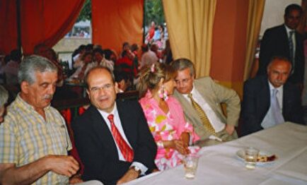 Manuel Chaves acompañado de su mujer en la Casa Jerez |  EFE