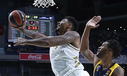 Jordan Mickey anota ante Booker |  EFE