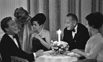 Lord Snowden (ríe), Lady Bird Johnson, el presidente Johnson y la princesa Margarita. |  Cordon Press