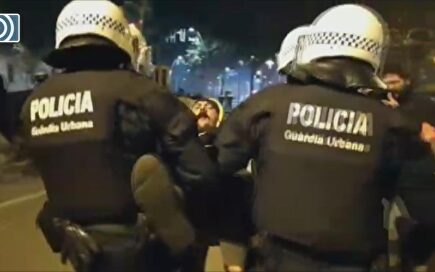 Dos detenidos en el desalojo de los acampados de plaza Universitat en Barcelona