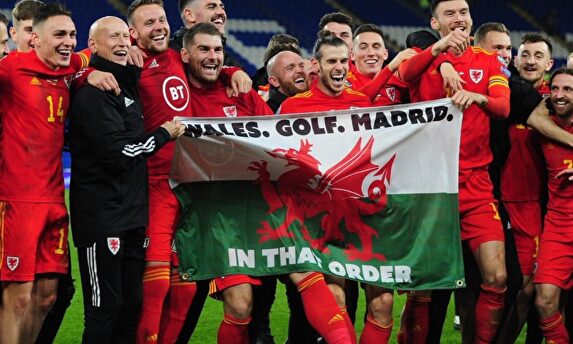 Gareth Bale, con la famosa bandera de Gales. |  EFE