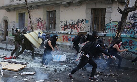Nuevas protestas y enfrentamientos en Santiago de Chile. |  EFE