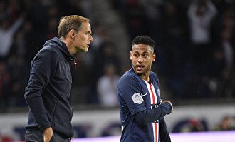 Thomas Tuchel da instrucciones a Neymar durante un partido del PSG. |  Cordon Press
