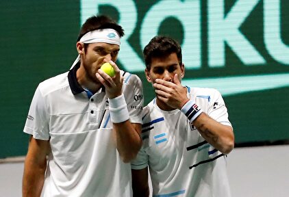 Los argentinos Máximo González (d) y Leonardo Mayer, durante el partido de dobles contra Alemania. |  EFE