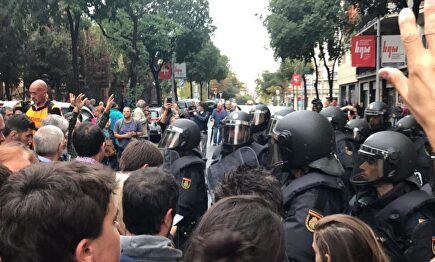 Colegio durante el referéndum ilegal del 1 de octubre de 2017 en Cataluña. |  EFE