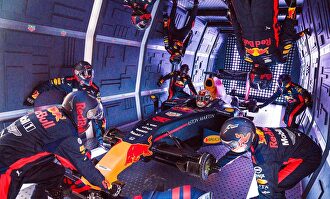 El increíble 'Pit-Stop' de los mécanicos del equipo Red Bull de Fórmula 1 con gravedad cero 