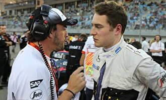 Alonso junto a su excompañero