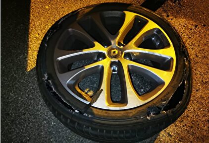 Una rueda reventada en los aledaños de la Caja Mágica. |  David Vinuesa