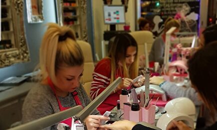Esteticistas haciendo la manicura en el salón de belleza Pretty Nails (Madrid)