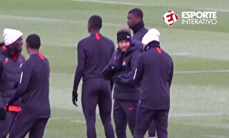 Neymar vuelve a dar la nota: salta a entrenar con un abrigo de plumas