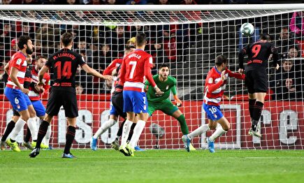 Batalla muy intensa en Los Cármenes |  EFE