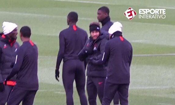 Neymar vuelve a dar la nota: salta a entrenar con un abrigo de plumas