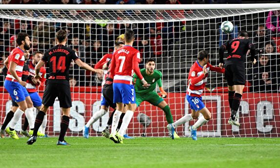 Batalla muy intensa en Los Cármenes |  EFE