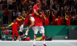 Nadal y Feliciano se abrazan tras pasar a la final. |  EFE