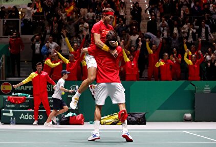 Nadal y Feliciano se abrazan tras pasar a la final. | EFE