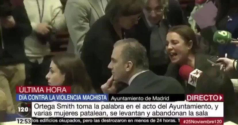 Mujeres abuchean y se enfrentan a Ortega Smith por su discurso en el día de la violencia de género