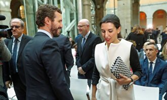 Pablo Casado y Rocío Monasterio durante el acto en Sol por el Día de la Eliminación de la Violencia contra la Mujer |  EFE