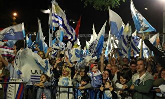 Los uruguayos esperan la proclamación de un ganador. |  EFE