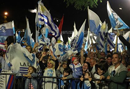 Los uruguayos esperan la proclamación de un ganador. |  EFE