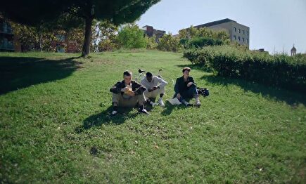 Los machistas hablan español y los no machistas catalán, según un vídeo de Colau