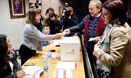 Adriana Lastra vota en la consulta a los militantes sobre el preacuerdo con Podemos. |  EFE