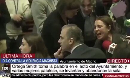Mujeres abuchean y se enfrentan a Ortega Smith por su discurso en el día de la violencia de género
