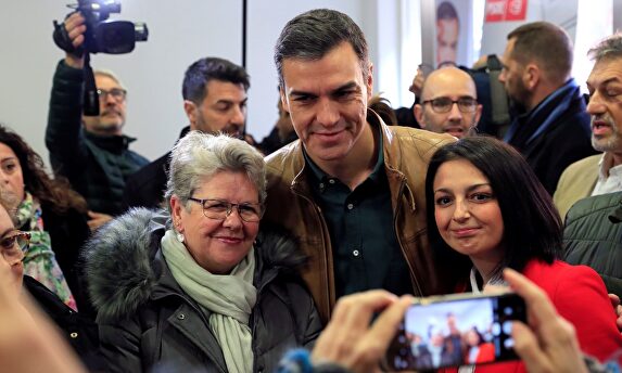 Pedro Sánchez con unas simpatizantes |  EFE