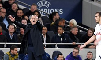 José Mourinho, durante su estreno en Champions con el Tottenham ante Olympiacos. |  EFE