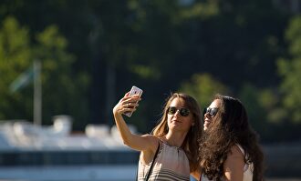 Dos chicas se toman un selfie |  Cordon Press