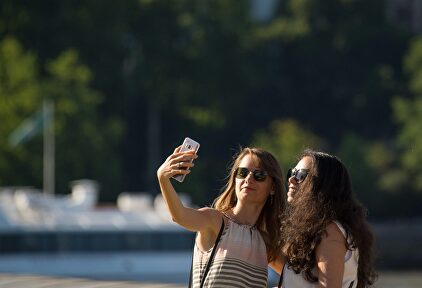 Dos chicas se toman un selfie |  Cordon Press