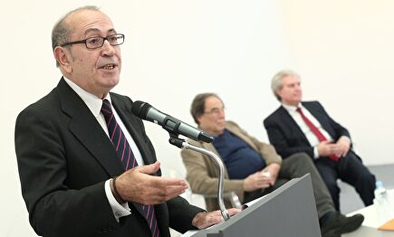 Nicolás Redondo y de fondo, Francesc de Carreras y César Antonio Molina. |  Europa Press