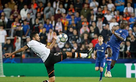 Garay disputa un balón con Kanté durante el Valencia-Chelsea. |  EFE