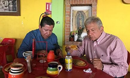 López Obrador visita la casa de un humilde campesino con una camisa de Brooks Brothers de 124 euros |  Twitter