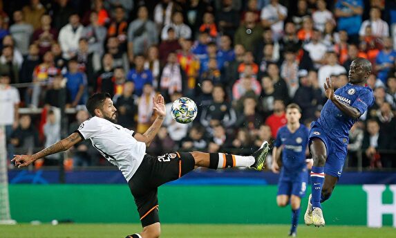 Garay disputa un balón con Kanté durante el Valencia-Chelsea. |  EFE