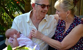 Unos abuelos con su nieto I Pixabay