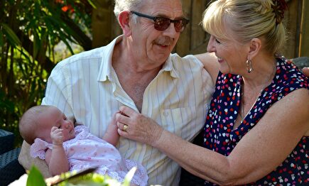 Unos abuelos con su nieto I Pixabay