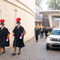 De frenteLa entrega del vehículo se realizó en la residencia del Papa, en el Vaticano.