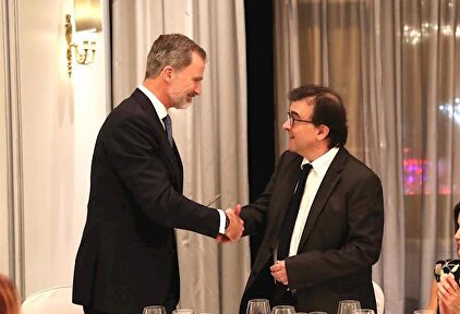 Felipe VI saluda a Javier Cercas durante la entrega de premios |  Europa Press