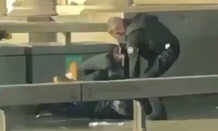 El momento en que la Policía y varios ciudadanos reducen al terrorista del puente de Londres