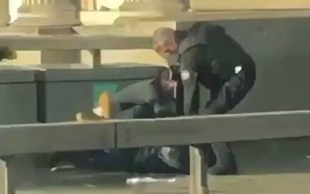 El momento en que la Policía y varios ciudadanos reducen al terrorista del puente de Londres