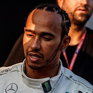 Hamilton logra la pole en Abu Dhabi y Carlos Sainz saldrá octavo