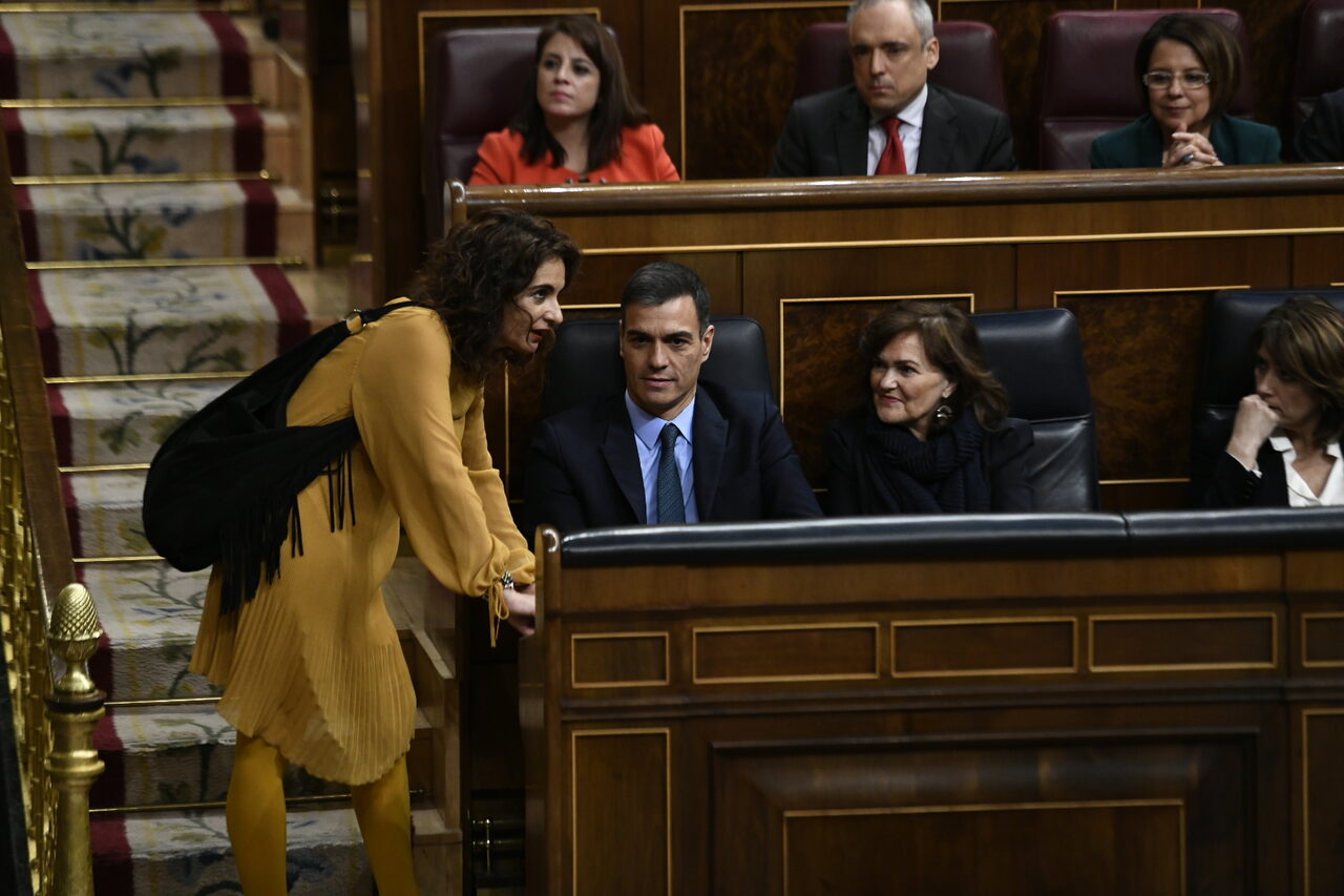 María Jesús Montero, departiendo con Pedro Sánchez y Carmen Calvo en el Congreso | Europa Press