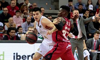 Gabriel Deck, en acción ante el Casademont Zaragoza. |  EFE