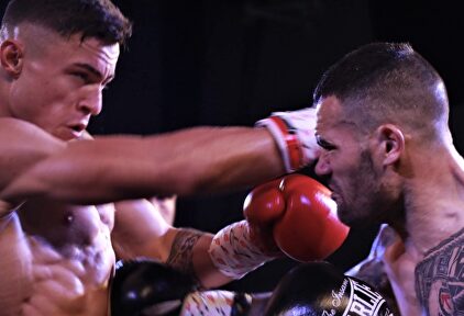Juan Martos (i), durante su combate de K1 frente a Eduardo Catalin. |  Fernando Martínez