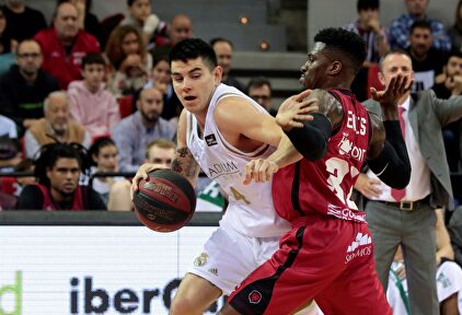 Gabriel Deck, en acción ante el Casademont Zaragoza. |  EFE