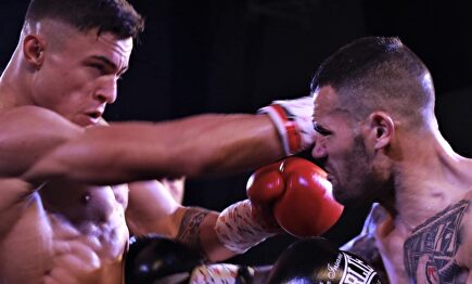 Juan Martos (i), durante su combate de K1 frente a Eduardo Catalin. |  Fernando Martínez