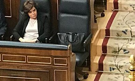 El bolso de Soraya Sáenz de Santamaría custodia el asiento vacío de Rajoy durante la moción de censura. |  Youtube